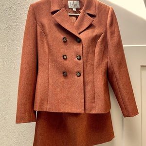 Le Suit Rust TUSCANY Herringbone Skirted Suit